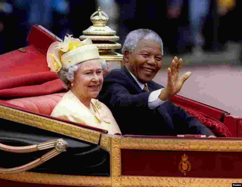 Tổng thống Nam Phi Nelson Mandela ngồi cùng Nữ hoàng Anh Elizabeth II trong xe ngựa tới Điện Buckingham ăn trưa vào ngày đầu tiên của chuyến thăm cấp nhà nước của ông ở Anh, ngày 9 tháng 7 năm 1996. &nbsp;