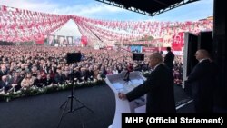 MHP lideri Bahçeli, Manisa'da Anayasa Mahkemesi'ni hedef aldı, yeni anayasa çağrısını tekrarladı.