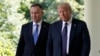 Tổng thống Mỹ lúc đó Donald Trump (phải) và Tổng thống Ba Lan Andrzej Duda đi bộ từ Phòng Bầu dục đến một cuộc họp báo tại Vườn Hồng của Nhà Trắng, ngày 24/6/2020, tại Washington.