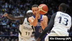 Steph Curry (áo số 4) của đội tuyển Olympic bóng rổ Mỹ trong trận giao hữu với Nam Sudan trên sân o2 Arena ở London hôm 20/7/2024. (AP Photo/Kin Cheung)