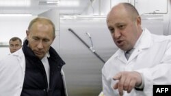 Doanh nhân Yevgeny Prigozhin (phải) giới thiệu với Thủ tướng Nga Vladimir Putin nhà máy sản xuất đồ ăn trưa cho trường học của ông ở ngoại ô Saint Petersburg vào ngày 20 tháng 9 năm 2010.