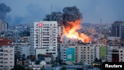 Khói và lửa bốc lên sau khi lực lượng Israel tấn công một tòa tháp cao tầng ở Thành phố Gaza, ngày 7 tháng 10 năm 2023.