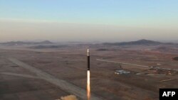 Triều Tiên phóng phi đạn đạn đạo xuyên lục địa (ICBM) Hwasong-17 tại Phi trường Quốc tế Bình Nhưỡng ngày 16/3/2023.