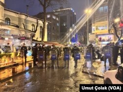 Polisin Taksim Meydanı ve İstiklal Caddesi’ni kapatması nedeniyle kadınlar Sıraselviler Caddesi’nin Cihangir’e yakın kısmında toplandı.