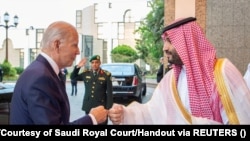 Hệ thống truyền thông của Saudi đã trình bày cảnh hai người “chạm tay” bằng nắm đấm cho dân chúng Saudi và thế giới Á Rập chứng kiến. Dân chúng Saudi hài lòng. Địa vị của M.B.S. trong thế giới Á Rập được nâng cao.