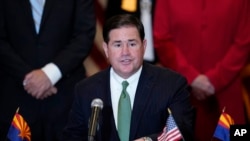 Thống đốc Arizona Doug Ducey thuộc Đảng Cộng Hòa.