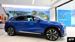 Xe điện VF-8 của VinFast được trưng bày tại một showroom ở Santa Monica, California, ngày 18/7/2022.