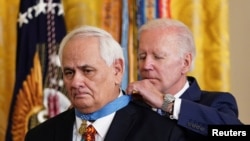 Tổng thống Biden và thượng sĩ Dwright Birdwell.