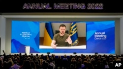 Tổng thống Ukraine Volodymyr Zelenskyy phát biểu với Diễn đàn Kinh tế Thế giới ở Davos, Switzerland, 23/5/2022. 