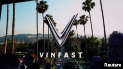 Logo VinFast tại Triển làm xe ở Los Angeles, bang California, Mỹ, vào ngày 17/11/2022.