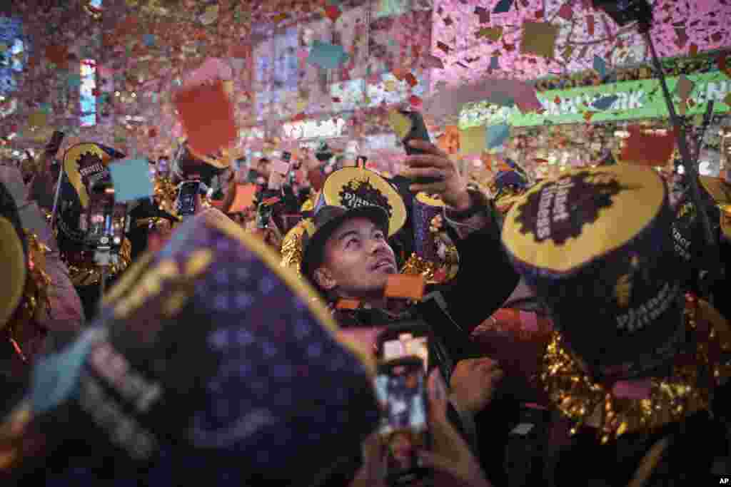 امریکہ میں نیو یارک کے ٹائمز اسکوائر پر نئے سال کا جشن بھرپور انداز میں منایا گیا۔