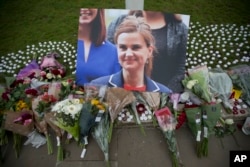 2016'da öldürülen İngililz milletvekili Jo Cox anısına bırakılan çiçekler