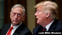 Tổng thống Donald Trump (phải) và (cựu) Bộ trưởng Quốc phòng James Mattis.