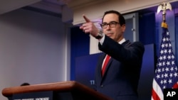 Bộ trưởng Tài chính Mỹ Steve Mnuchin phát biểu trong cuộc họp báo, ngày 29 tháng 6, 2017, ở Washington.