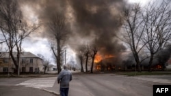 Một căn nhà bị pháo kích ở khu vực Donbass, Ukraine.