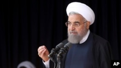 Tổng thống Iran Hassan Rouhani phát biểu trước một đám đông trong chuyến thăm tới thành phố miền Trung Arak ngày 23 tháng 10 năm 2016.