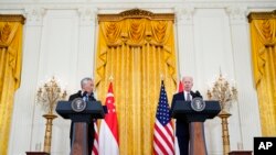 Tổng thống Joe Biden phát biểu bên cạnh Thủ tướng Singapore Lý Hiển Long tại Tòa Bạch Ốc ngày 29/3/2022.