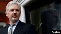 5 Şubat 2016 - WikiLeaks kurucusu Julian Assange Londra'da sığındığı Ekvador Büyükelçiliği'nin balkonundan bir konuşma yaptı 