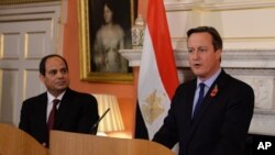 Thủ tướng Anh David Cameron (phải) tổ chức một cuộc họp báo với Tổng thống Ai Cập Abdel Fattah el-Sissi hôm thứ Năm, ngày 5/11/2015, tại London.