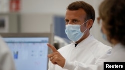 Tổng thống Pháp Emmanuel Macron, thăm công ty dược Sanofi Pasteur chế tạo vaccine tại nhà máy ở Marcy-l'Etoile, gần Lyon, Pháp ngày 16/6/2020. 