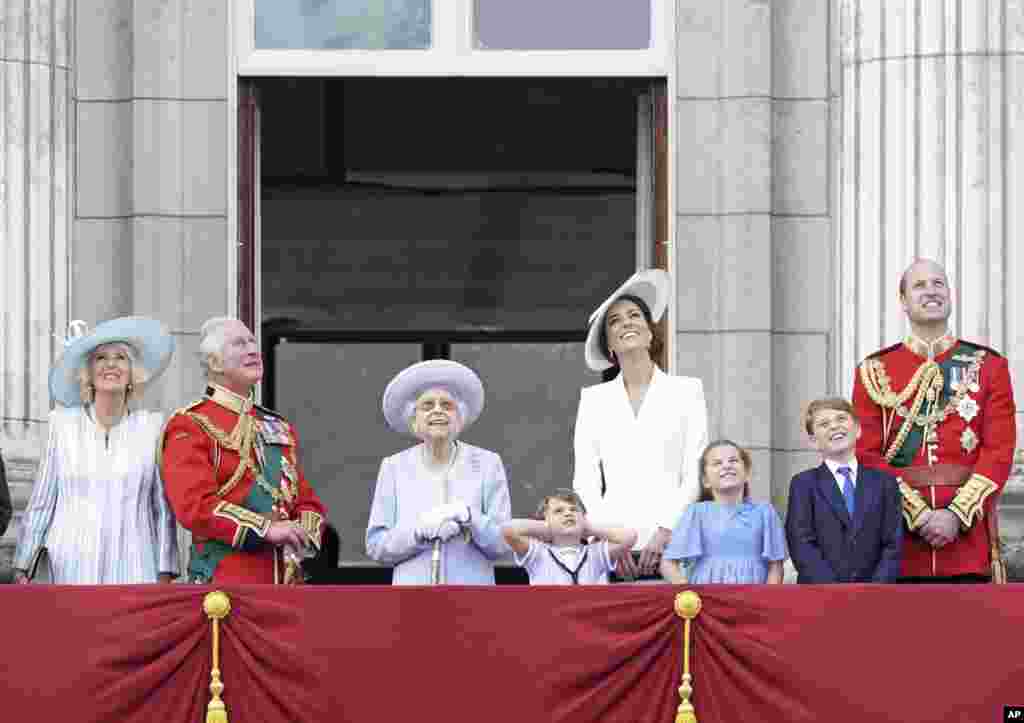 Nữ hoàng Elizabeth II cùng các vị hoàng thân ngắm nhìn từ ban-công của Điện Buckingham sau một buổi lễ ở London, ngày 2 tháng 6 năm 2022, vào ngày đầu tiên trong bốn ngày lễ kỉ niệm Đại lễ Bạch Kim.