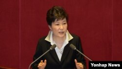 Tổng thống Hàn Quốc Park Geun-hye đọc diễn văn trước Quốc hội ở Seoul, Hàn Quốc, 24/10/2016.