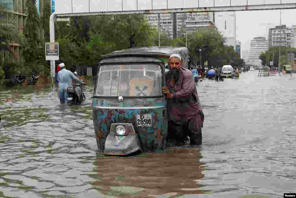 شدید بارشوں نے نظامِ زندگی مفلوج کر دیا ہے۔