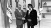 Tổng thống Richard Nixon bắt tay vua nhạc Rock n Roll Elvis Presley tại Phòng Bầu Dục ở Nhà Trắng, thủ đô Washington, tháng 12 năm 1970.