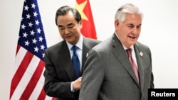 Ngoại trưởng Hoa Kỳ Rex Tillerson (phải) và người đồng cấp bên phía Trung Quốc Vương Nghị tại cuộc gặp giữa Ngoại trưởng các nước G20, Đức, ngày 17 tháng 02 năm 2017. 