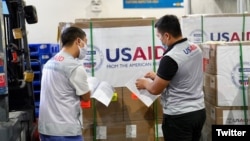 Nhân viên USAID Việt Nam kiểm tra lô hàng máy thở ở sân bay Nội Bài, hình do USAID đăng trên Twitter ngày 16/09/2020.