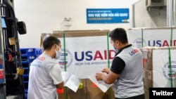 Nhân viên USAID Việt Nam kiểm tra lô hàng máy thở ở sân bay Nội Bài, hình do USAID đăng trên Twitter ngày 16/09/2020.