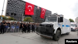 Cảnh sát chống bạo Thổ Nhĩ Kỳ tập trung tại Quảng trường Taksim ở Istanbul, ngày 12/6/2013.