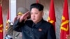 Lãnh đạo Triều Tiên Kim Jong Un (giữa) và ông Lưu Vân Sơn, chính khách cao cấp của Đảng Cộng sản Trung Quốc (thứ hai, bên phải) trong một buổi lễ đánh dấu kỷ niệm lần thứ 70 của đảng cầm quyền Bắc Triều Tiên, Bình Nhưỡng.