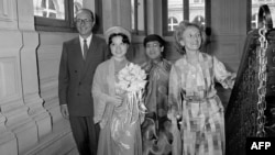 Thị trưởng Paris Jacques Chirac (bên trái), gả chồng cho con nuôi Dương Anh-Đao, một cô gái tị nạn từ Việt Nam, chú rể Michel Phạm (thứ 3 từ trái) và phu nhân Bernadette (bên phải), ảnh chụp ngày 26/6/1981, ở Paris. (Ảnh AFP)