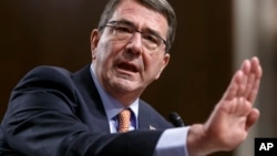 Bộ trưởng Quốc phòng Mỹ Ashton Carter nói chuyện trước các quân nhân Hoa Kỳ tại căn cứ không quân Osan ở Pyeongtaek, phía nam thủ đô Seoul, ngày 9/4/2015.