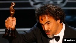 Đạo diễn Alejandro Inarritu đoạt giải Oscar Đạo diễn xuất sắc nhất cho phim Birdman. Đạo diễn Inarritu tỏ ý hy vọng “thế hệ di dân mới nhất có thể được đối xử với cùng một mức độ trân trọng và kính nể như những người đi trước đã xây dựng nên quốc gia di dân kỳ diệu này.”