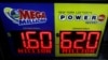 Bảng quảng cáo xổ số Mega Millions và Powerball.