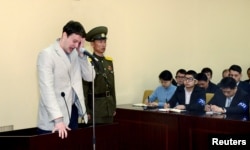 Sinh viên Mỹ Otto Warmbier khóc khi ra tòa ở Bắc Triều Tiên. Ảnh do KCNA đưa ra ở Bình Nhưỡng ngày 16/3/2016.