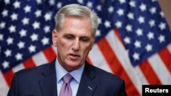 Cựu Chủ tịch Hạ viện Kevin McCarthy phát biểu với các phóng viên tại Điện Capitol ở Washington sau khi bị phế truất trong một cuộc bỏ phiếu tại Hạ Viện Mỹ ngày 3/10/2023.
