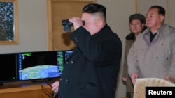 Tư liệu- Ông Kim Jong Un quan sát một vụ phóng thử tên lửa của Bắc Triều Tiên. 