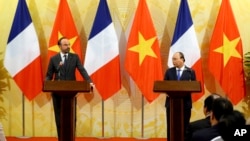 Thủ tướng Pháp Edouard Philippe (trái) và người đồng cấp Việt Nam Nguyễn Xuân Phúc tại một cuộc họp báo tại Hà Nội hôm 2/11. Trong một cuộc họp báo hôm 4/11 tại TP HCM, Thủ tướng Philippe đã né tránh các câu hỏi về nhân quyền của phóng viên.International Convention Center in Hanoi, Nov. 2, 2018.