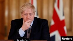 Thủ Tướng Boris Johnson phát biểu tại một cuộc họp báo về Covid-19 tại London, 3 tháng Ba, 2020.