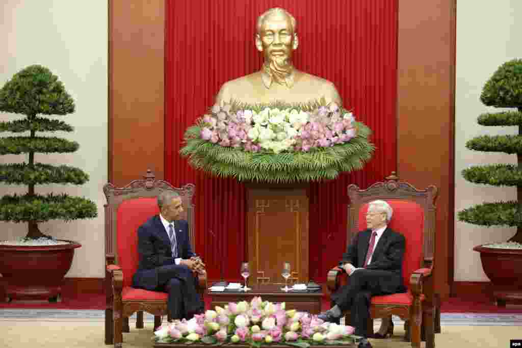 Tổng thống Hoa Kỳ Barack Obama gặp Tổng Bí thư đảng CS Việt Nam Nguyễn Phú Trọng tại Hà Nội, ngày 23/5/2016.