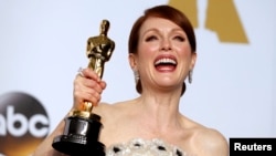 Nữ tài tử Julianne Moore, người đoạt giải nữ diễn viên chính xuất sắc qua vai đóng một phụ nữ bị bệnh Alzheimer, nói rằng những người mắc bệnh này ‘đáng được chú ý tới.