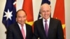 Thủ Tướng Việt Nam Nguyễn Xuân Phúc (trái) bắt tay Thủ Tướng Úc Malcolm Turnbull tại tòa nhà Quốc hội ở Canberra, ngày 15/3/2018. AFP PHOTO / MARK GRAHAM 