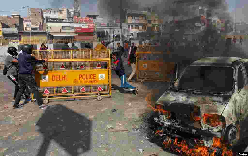 کشیدہ صورتِ حال کے پیشِ نظر حکام نے دہلی کے شمال مشرقی علاقوں میں دفعہ 144 نافذ کر دی ہے جب کہ&nbsp;دہلی حکومت نے منگل کو شمال مغربی اضلاع میں تمام سرکاری و نجی اسکولز بند رکھنے کی ہدایات جاری کی ہیں۔ 