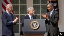 Thẩm phán Merrick Garland (giữa) đứng cùng Tổng thống Obama (phải) và Phó tổng thống Joe Biden (trái) tại Vườn Hồng của Tòa Bạch Ốc ngày 16/3/2016. 