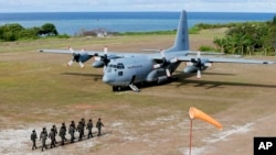 Chiếc máy bay vận tải C-130 chở Bộ trưởng Quốc phòng Philippines Delfin Lorenzana ra đảo Thị Tứ hôm 21/4.