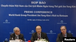 Chủ tịch World Bank Jim Yong Kim trả lời họp báo bên cạnh Phó Chủ tịch Axel van Trotsenburg (phải) và Cố vấn truyền thông John Michael Donnelly tại Hà Nội, ngày 23//2/2016.