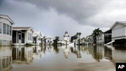 Một dãy mobile home tại Everglades City, Florida, sau khi cơn bão Irma đi qua.